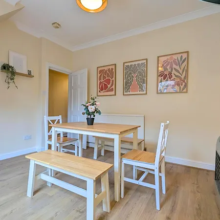 Cosy Retreat Near Centre Free Parking Hébergement de vacances