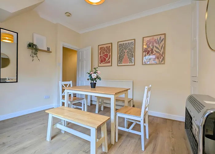 Cosy Retreat Near Centre Free Parking Hébergement de vacances